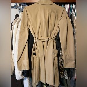 Double breasted waterproof belt jacket.